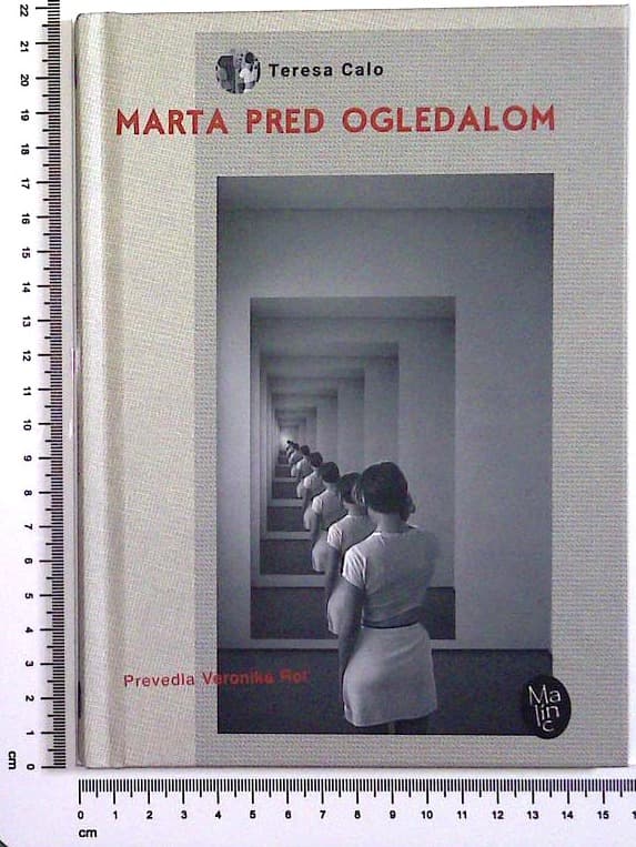 Marta pred ogledalom